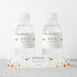 Rótulo De Garrafa De Vinho Floral Honey Bee Chá de fraldas<br><div class="desc">Celebre a doçura da ocasião com nossos Rótulos de Garrafas de Água Chá de fraldas de Abelhas de Mel Floral. Adorados com um tema charmoso de abelha de mel, essas etiquetas são perfeitas para as suas mamães de abelha ou chá de abelha. Quer você esteja hospedando um chá de fraldas...</div>