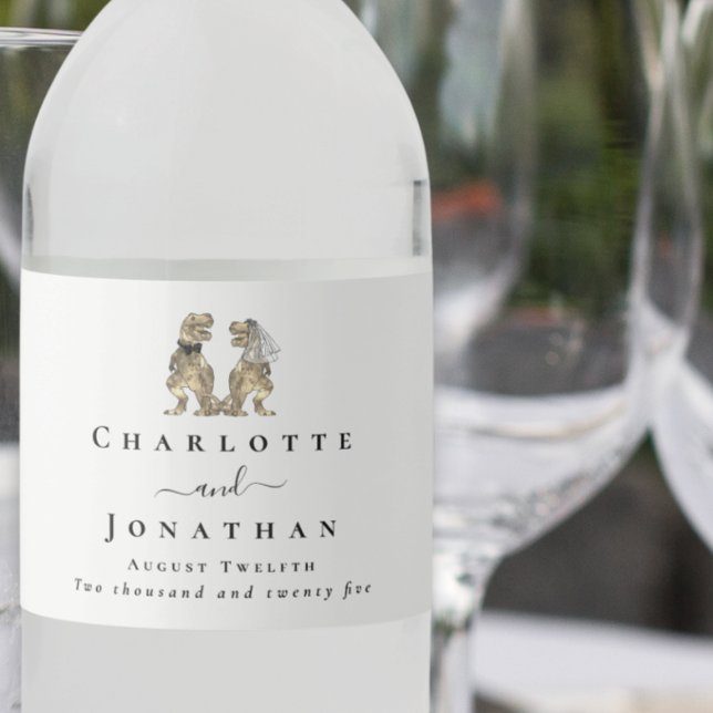 Rótulo De Garrafa De Vinho Personalização de Casamento de Tema Dinossauro (Dinosaur theme wedding custom water bottle labels modern Elegant script T-Rex bride and groom)