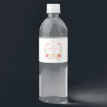 Rótulo De Garrafa De Vinho Professor Personalizado | Crest De Sala De Aula<br><div class="desc">Estas etiquetas de garrafas de água da crista da sala de aula têm uma crista com arcos cor-de-rosa, uma pilha de livros escolares, maçãs e lápis. As cores incluem: rosa, vermelho, azul, amarelo, verde e preto. Você pode personalizar com um nome de professor. Se tiver alguma dúvida ou precisar de...</div>