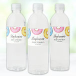 Rótulo De Garrafa De Vinho Rosquinha Baby Sprinkle<br><div class="desc">Essas lindas etiquetas da garrafa de água de aspersão de bebês são decoradas com rosquinhas de aquarela em rosa,  azul e amarelo. Perfeito para uma celebração de bebê neutra em termos de gênero. Facilmente personalizável. Original Watercolor © Michele Davies.</div>