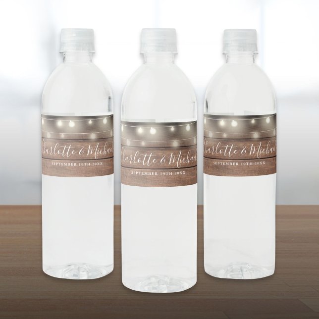 Rótulo De Garrafa De Vinho Scripts de Assinatura Rustic Wood String Lights Ca (Signature Script Rustic Wood String Lights Wedding Water Bottle Label)