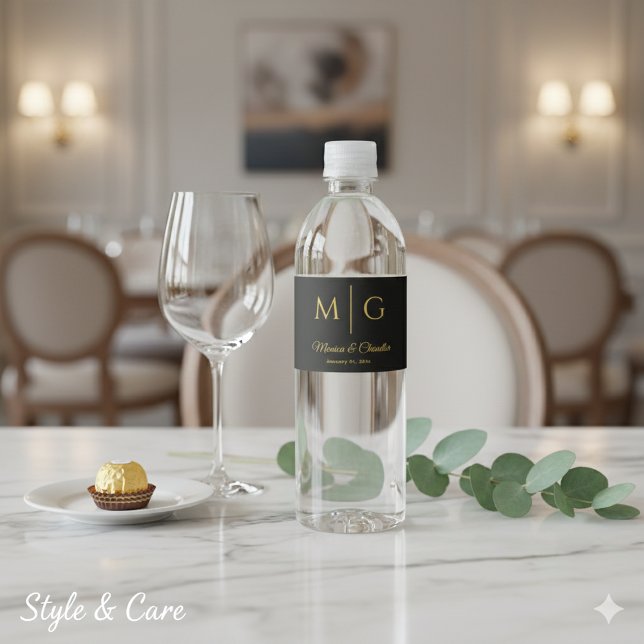 Rótulo De Garrafa De Vinho Stylish Monogram With Couple Name Black (Stylish Monogram With Couple Name Black Water Bottle Label)