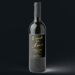 Rótulo de Vinho Apaixonado - dourado e preto<br><div class="desc">Este rótulo de vinho divertido é acentuado com "Apaixonado" em uma pincelada dourada ousada em um fundo preto,  mantendo-o elegante e moderno. Para ver mais itens coordenados,  confira a Coleção Apaixonado Festa de Despedida de Solteira que contém camisetas,  tatuagens,  pôsteres e cantis coordenados.</div>