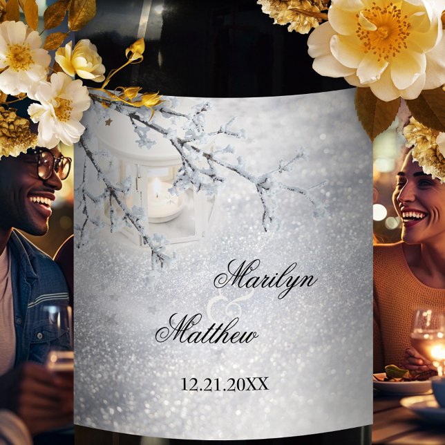 Rótulo de Vinho de Casamento no inverno de Natal c (Wedding wine label featuring sparkling snow with a candle lit lantern and snow covered branch)