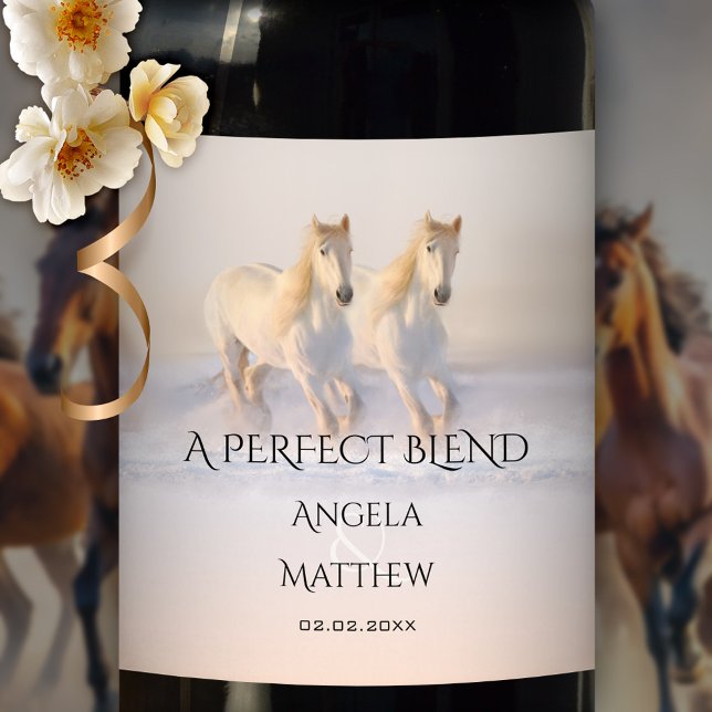 Rótulo do Vinho do Casamento no inverno de Neve (Wedding wine label featuring two white horses running in the snow at sunset)