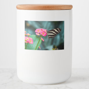 Rótulo Para Comida Bela borboleta em uma flor rosa