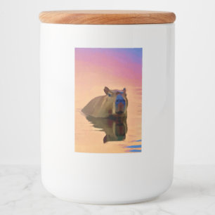 Rótulo Para Comida Capybara Emergente de Uma Arte Cuja Lagoa Tranquil