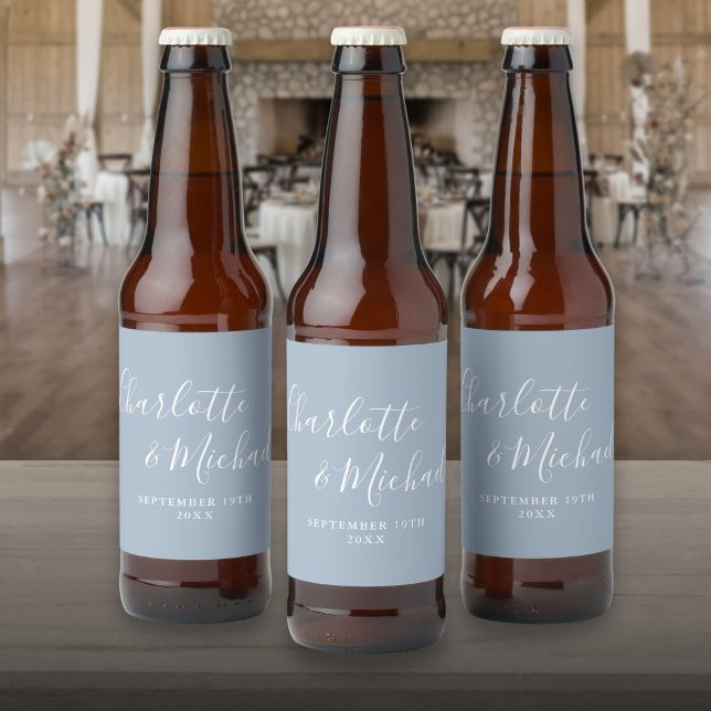 Rótulo Para Garrafa De Cerveja Casamento Azul Dusty, Script de Assinatura Elegant (Elegant Signature Script Dusty Blue Wedding Beer Bottle Label)