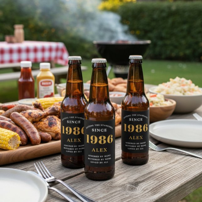 Rótulo Para Garrafa De Cerveja Chic Dourado Elegante Preto do Nome do aniversário (1986 beer bottle labeled beer on a BBQ table.)