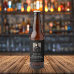 Rótulo Para Garrafa De Cerveja Despedida de solteiro Foto divertida fatos bionegr<br><div class="desc">Para uma despedida de solteiro divertida. Personalize e adicione sua própria foto do solteiro. Adicione seu texto,  fatos divertidos,  biografia e seus nomes. Um fundo preto clássico e texto branco.</div>