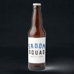 Rótulo Para Garrafa De Cerveja Esquadrão do Groom | Na moda Solteiro Padrinho de<br><div class="desc">Uma bela, simples, na moda, "Groom Squad" cita a etiqueta de cerveja de arte com a tipografia moderna e minimalista em preto e marinho azul num estilo legal de moda. O slogan, o nome e o papel podem ser facilmente personalizados com os nomes do seu esquadrão de noivos, por exemplo,...</div>