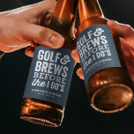 Rótulo Para Garrafa De Cerveja Golfe e cervejas antes da festa de despedida de so<br><div class="desc">Celebre o noivo com uma festa de despedida de solteiro de golfe e este rótulo de garrafa de cerveja personalizado. Este rótulo de cerveja de festa de despedida de solteiro simples apresenta a frase "golfe e cervejas antes do eu digo sim" juntamente com texto personalizado em um fundo azul marinho....</div>
