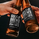 Rótulo Para Garrafa De Cerveja Golfe e cervejas antes da festa de despedida de so<br><div class="desc">Celebre o noivo com uma rodada de golfe e esta etiqueta de garrafa de cerveja personalizada para festa de despedida de solteiro. Esta etiqueta simples para festa de despedida de solteiro apresenta a frase "golfe e cervejas antes do eu caso" juntamente com o texto personalizado em um fundo preto clássico....</div>