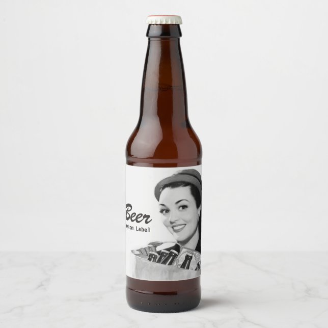 Rótulo Para Garrafa De Cerveja Mulher sorridente retrô segurando cerveja de 1950 (Frente)
