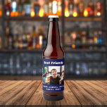 Rótulo Para Garrafa De Cerveja Os melhores amigos homens cara festa diversão mari<br><div class="desc">Um presente para o(s) seu(s) melhor(s) amigo(s) para aniversários,  Natal ou evento especial para homens,  caras. Texto branco: Melhores amigos. Personalize e use sua própria foto horizontal e adicione seus nomes. Um fundo azul marinho colorido.</div>