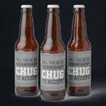 Rótulo Para Garrafa De Cerveja Padrinho de casamento Proposta de Chug para Aceita<br><div class="desc">Começar a celebração do casamento em estilo com rótulos engraçados de garrafas de cerveja com proposta de padrinho de casamento. Como eles vêm em conjuntos de seis, uma ideia para adicionar nomes personalizados é escrever à mão com uma caneta branca, cinza ou negra. Design apresenta um plano de fundo de...</div>