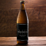 Rótulo Para Garrafa De Cerveja Presentes padrinhos de casamento - Casamento Monog<br><div class="desc">Este presente de padrinho de casamento monograma com na moda apresenta os nomes dos padrinhos de casamento, as iniciais, o título e a data escritos numa moda, a tipografia minimalista das cinzas. Basta adicionar os nomes dos padrinhos de casamento, suas iniciais, título e data na seção personalizar para criar seus...</div>