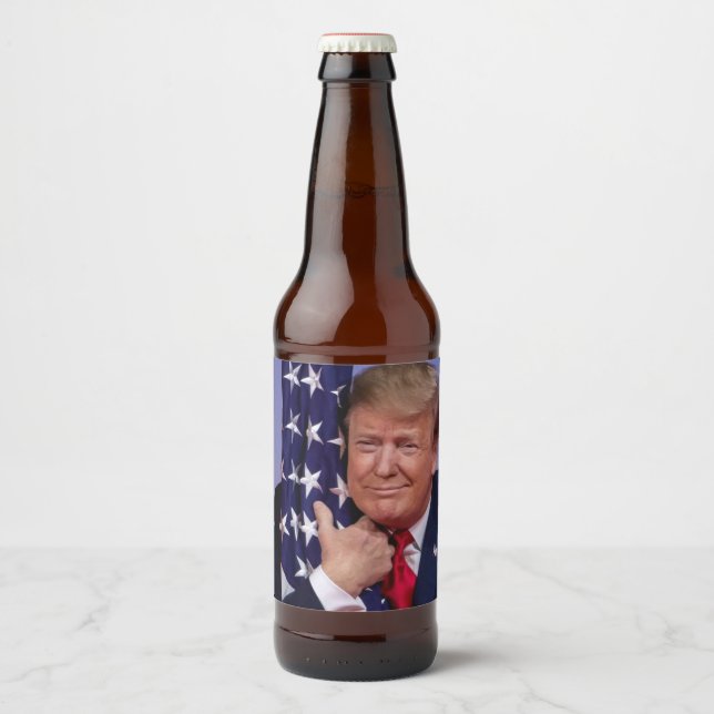 Rótulo Para Garrafa De Cerveja Presidente Trump abraçando a bandeira (Frente)