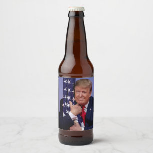 Rótulo Para Garrafa De Cerveja Presidente Trump abraçando a bandeira americana