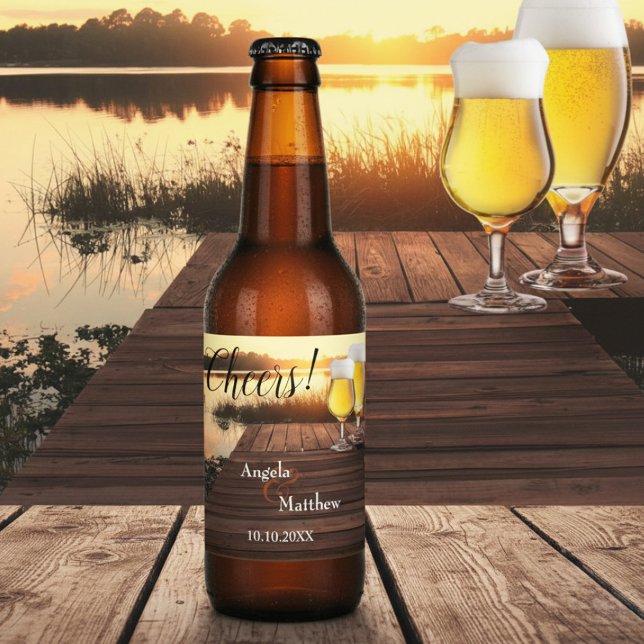 Rótulo Para Garrafa De Cerveja Saúde Rótulo Romântico da Cerveja Solitária (Beer label featuring two beer glasses on a jetty at sunset. For a wedding or other celebration)