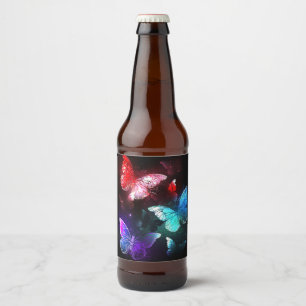 Rótulo Para Garrafa De Cerveja Três Borboletas brilhantes sobre o fundo noturno