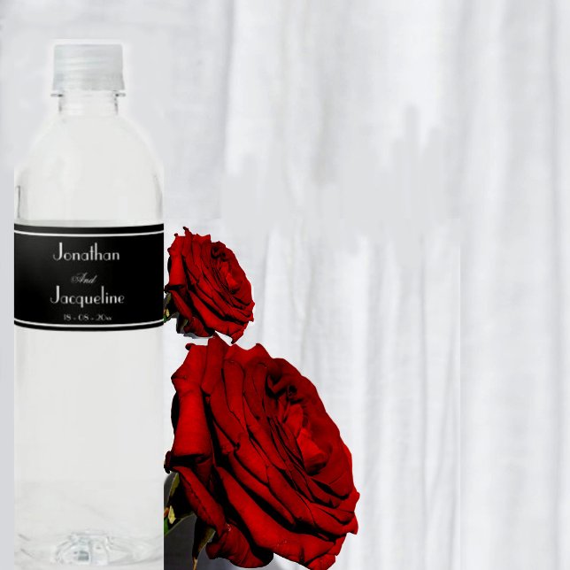 Rótulos De Garrafas De Água De Casamento Preto E B (Simple modern black and white, chic script elegant wedding water bottle labels with names.)
