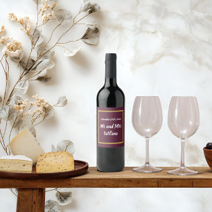 Rótulos de vinho roxo escuro com caligrafia em our