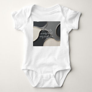 Roupa de camisa de bebê em na moda gráfico