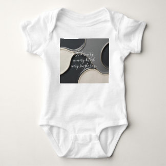 Roupa de camisa de bebê em na moda gráfico