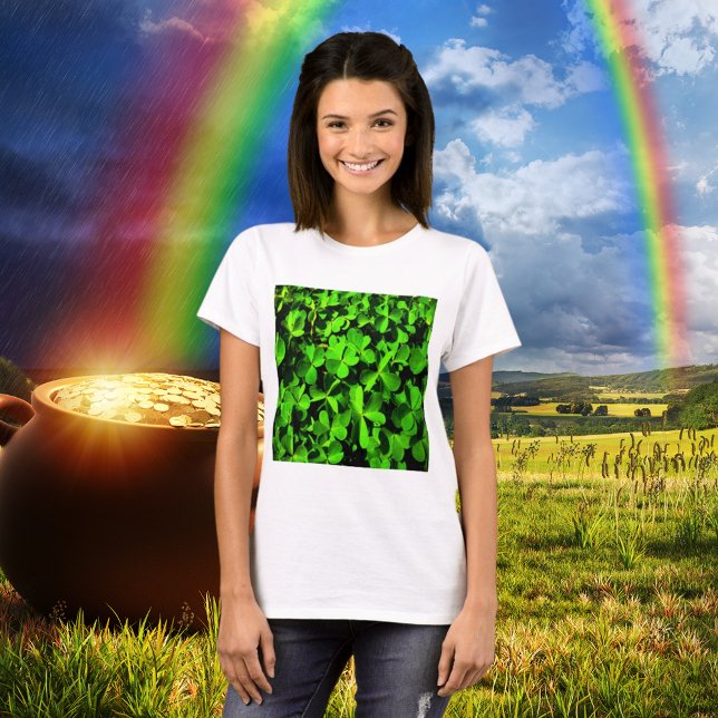 Roupas de sorte na Rua... T-Shirt do Dia de Patric (Clovers of Luck on St. Patrick's Day T-Shirt)