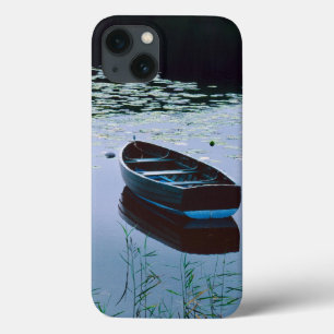 Rowboat em lago pequeno, rodeado de água