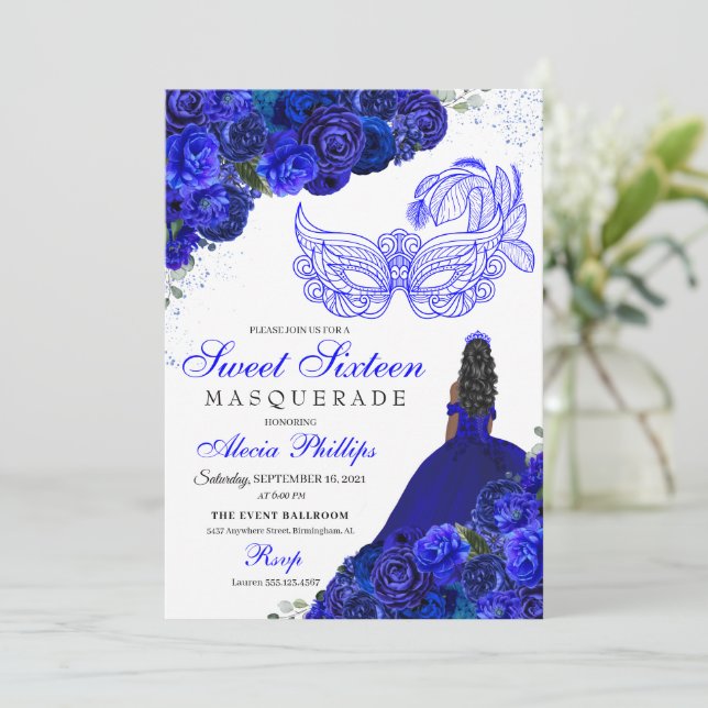 Royal Blue Floral Mascarada Sweet 16 Convite (Em pé/Frente)