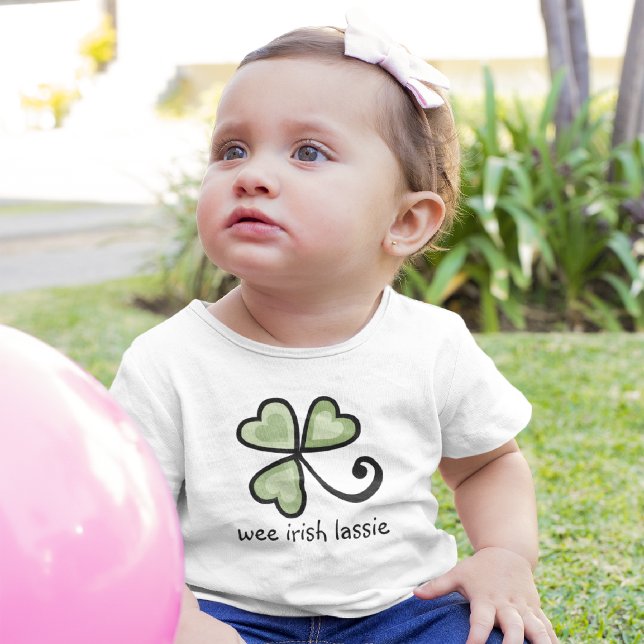 Rua irlandesa Lassie. Camisas do Dia de Patrick (Criador carregado)