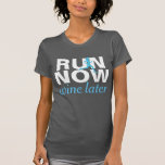 RUN AGORA vinho mais tarde camisa engraçada corren<br><div class="desc">A camisa engraçada CORRE AGORA vinho mais tarde. Excelente para aqueles que correm maratonas, meia maratona, 5K, 10K, 15K, 50K, cruzando o país, corridas de trilha ou apenas adoram correr ou beber vinho.</div>