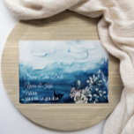 Rustic Ocean Flat Salve O Cartão De Data<br><div class="desc">Este apartamento rústico do oceano, salvo o cartão de data é perfeito para o seu casamento de boho da praia. Esta design apresenta uma caligrafia em preto e branco ousada com fundo oceânico que combina com seu casamento de destino na praia ou casamento casual moderno na primavera, verão ou outono....</div>
