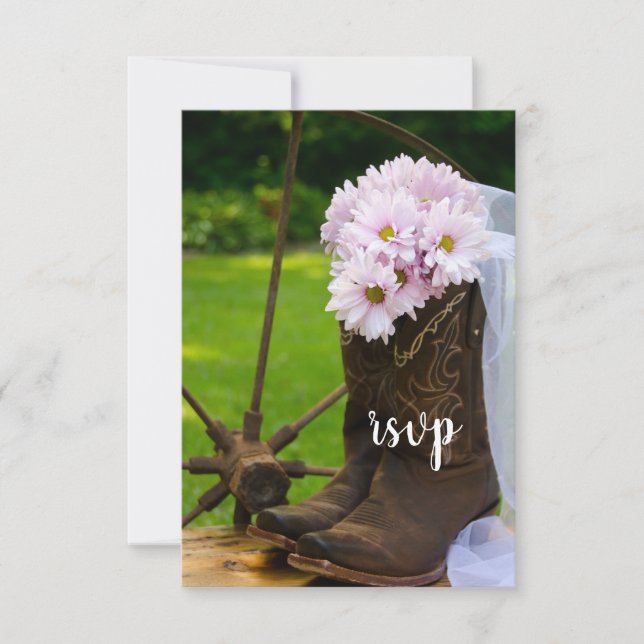 Rustic Pink Daisies Cowboy Boots RSVP Card Casamen (Frente)