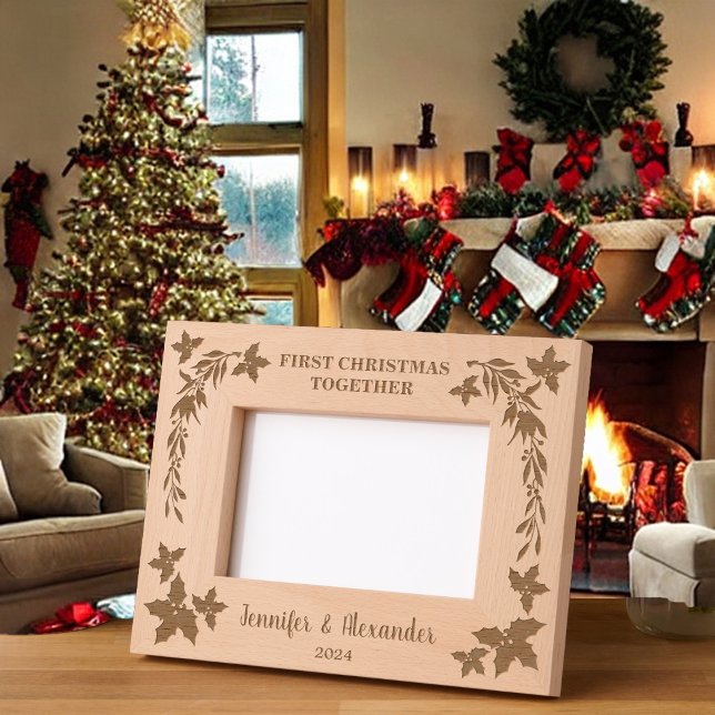 Rustic Primeiro Natal juntos monograma holandês (Rustic First Christmas together holly decoration etched frame.
You can personalize it.)