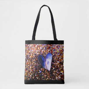 Saco de tote com conchas e pedras de praia