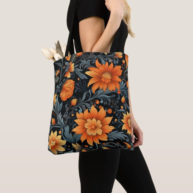 Saco tote com um design floral vibrante (Close Up)