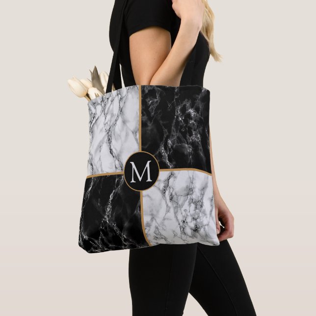 Saco Tote de Mármore Preto e Branco com Letra Pers (Close Up)