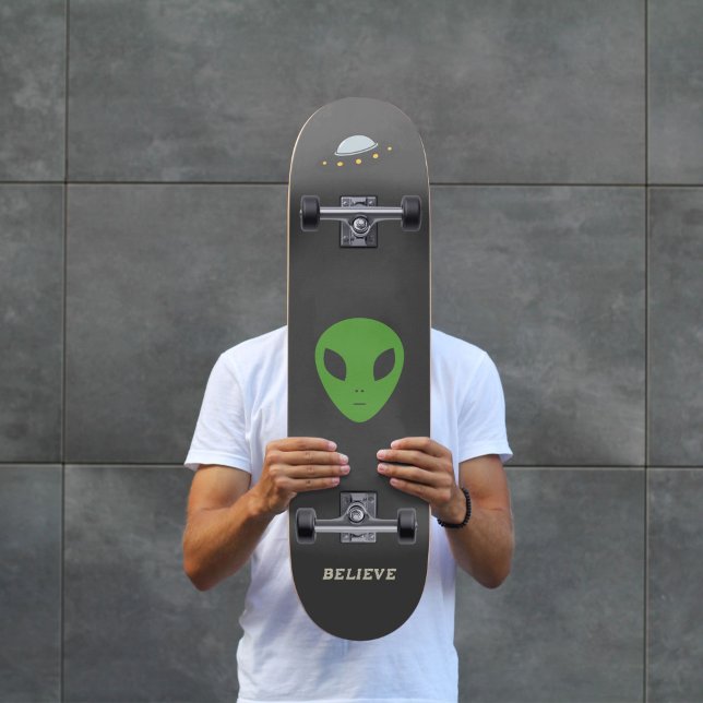 Saco voador e skate de Alienígena verde (Flying Saucer & Green Alien Skateboard)