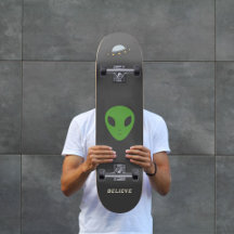 Saco voador e skate de Alienígena verde