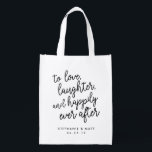 Sacola Ecológica Amor, Rir E Feliz Sempre Depois De Um Favor De Cas<br><div class="desc">Celebre o começo de sua alegria para sempre com este moderno favor do casamento ou as boas vindas aos sacos. Design de dobradura leve em preto-e-branco-chic mostra "amar,  rir e feliz para sempre" na tipografia com seus nomes e data de casamento abaixo.</div>