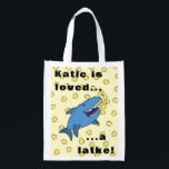 Sacola Ecológica Bolsa de compra Reutilizável do Tubarão Hanukkah<br><div class="desc">Hanukkah Latke Shark Reutilizável Bolsa de compra Todos os elementos do design podem ser editados e/ou transferidos para outros produtos Zazzle. O texto pode ser editado. Use seu estilo, cor e tamanho de fonte favoritos. Feliz Chanukah! Estilo: Bag Reutilizável Vá verde e salve o planeta com nossa bolsa de compra...</div>