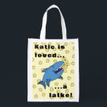 Sacola Ecológica Bolsa de compra Reutilizável do Tubarão Hanukkah<br><div class="desc">Hanukkah Latke Shark Reutilizável Bolsa de compra Todos os elementos do design podem ser editados e/ou transferidos para outros produtos Zazzle. O texto pode ser editado. Use seu estilo, cor e tamanho de fonte favoritos. Feliz Chanukah! Estilo: Bag Reutilizável Vá verde e salve o planeta com nossa bolsa de compra...</div>