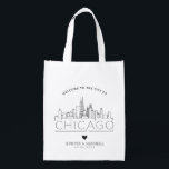 Sacola Ecológica Chicago Wedding | Linha Skyline Estilizada<br><div class="desc">Um saco de casamento único para um casamento acontecendo na bela cidade de Chicago. Esta bolsa apresenta uma ilustração estilizada do horizonte único da cidade com seu nome embaixo. Esta é seguida pelas informações do dia do casamento em um estilo aberto igual.</div>