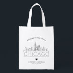 Sacola Ecológica Chicago Wedding | Linha Skyline Estilizada<br><div class="desc">Um saco de casamento único para um casamento acontecendo na bela cidade de Chicago. Esta bolsa apresenta uma ilustração estilizada do horizonte único da cidade com seu nome embaixo. Esta é seguida pelas informações do dia do casamento em um estilo aberto igual.</div>