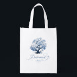 Sacola Ecológica Chinoiserie Wedding Tree Motif Bridesmaid ID1094<br><div class="desc">Esta bolsa de tote atraente tem a elegância eterno de uma paleta azul e branca clássica, um motif de árvore florescente Chinoiserie e uma bela caligrafia 'Bridesmaid'. A coleção apresenta padrões sofisticados e delicados motivos inspirados na porcelana tradicional chinesa, criando uma estética refinada e romântica. De convites lindamente projetados para...</div>