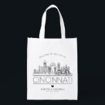 Sacola Ecológica Cincinnati Wedding | Linha Skyline Estilizada<br><div class="desc">Um saco de casamento único para um casamento acontecendo na linda cidade de Cincinnati,  Ohio. Esta bolsa apresenta uma ilustração estilizada do horizonte único da cidade com seu nome embaixo. Esta é seguida pelas informações do dia do casamento em um estilo aberto igual.</div>