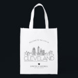 Sacola Ecológica Cleveland, Ohio Wedding| Linha Skyline Estilizada<br><div class="desc">Um saco de casamento único para um casamento acontecendo na linda cidade de Cleveland,  Ohio.  Esta bolsa apresenta uma ilustração estilizada do horizonte único da cidade com seu nome embaixo.  Isso é seguido pelas informações do dia do casamento em um estilo aberto correspondente.</div>